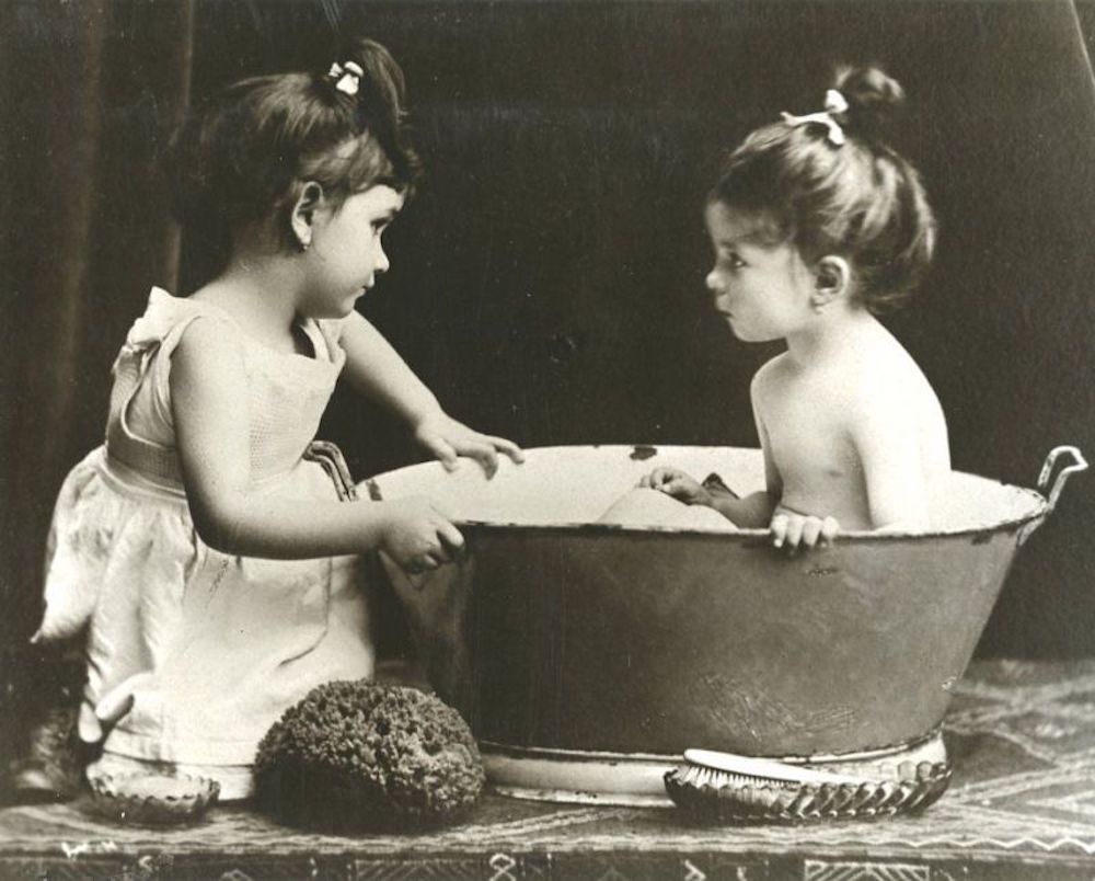 Sister time. Детские старинные эротические. Bath time sister 15л. Маленькие детишки голые ретро. Retro Family Bath time герл.